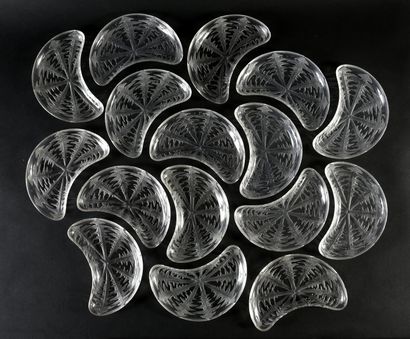 RENE LALIQUE (1860-1945) 
Suite de 16 assiettes à salade Pissenlit, modèle crée le...