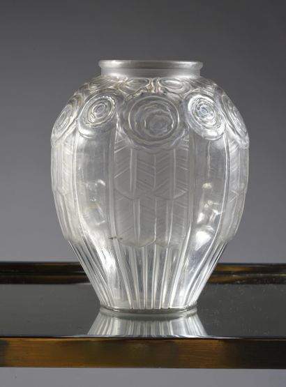 André HUNEBELLE (1896 - 1985) 
Rose vase.
Large model in pressed and partially frosted...