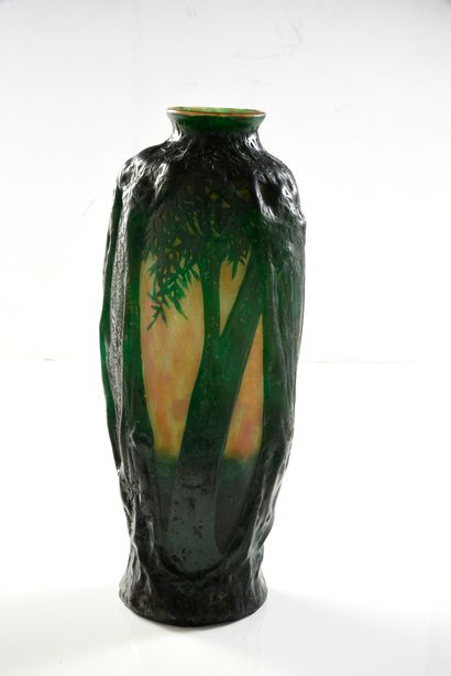 DAUM Nancy 
Vase à corps ovoïde en verre multicouche à décor d'un paysage forestier...
