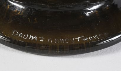 DAUM NANCY FRANCE 
Vase en verre fumé à décor de côtes pincées.
Signé à la pointe...