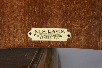 M.P DAVIS 17, Kingsland RD, London E.2. 
Cocktail Cabinet, en noyer et placage de...