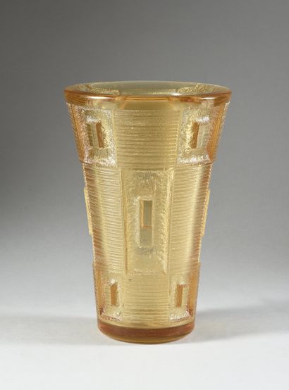 DAUM NANCY FRANCE 
Vase en verre jaune de forme évasé, décor géométrique profondément...