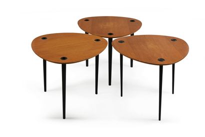 Pierre CRUEGE(1913 - 2003) 
Suite de trois tables gigogne empilables, modèle Partroy,...