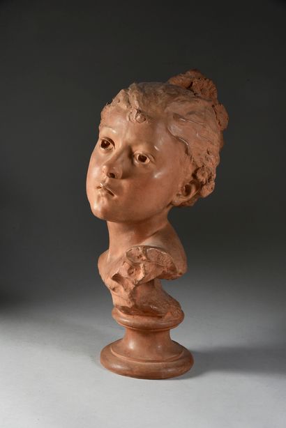 Jules DESBOIS (1851 - 1935) 
Buste de jeune fille.
Epreuve en terre cuite.
H. : 40...