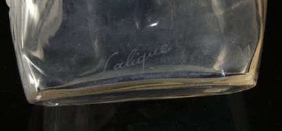 RENE LALIQUE (1860-1945) 
Vase deux moineaux dormant, modèle créé en 1920. 
Verre...