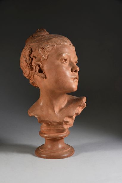 Jules DESBOIS (1851 - 1935) 
Buste de jeune fille.
Epreuve en terre cuite.
H. : 40...