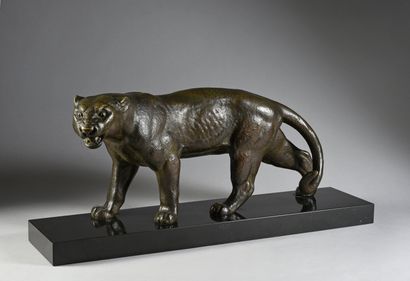 E. GUY. (Actif dans les années 1930/40) 
Walking panther.
Light brown patina bronze...