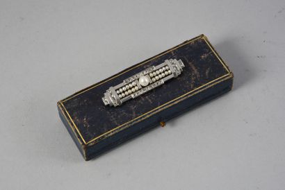 null Broche barrette en platine 850e, sertie d'une perle épaulée de deux lignes de...