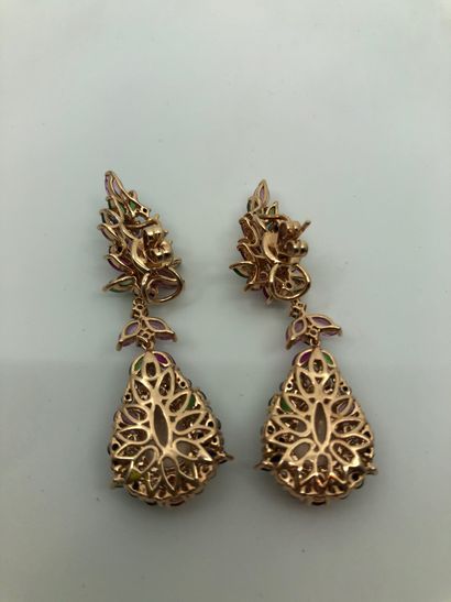 null Paire de pendants d'oreille en or rose 750e, ornée d'un motif serti de navettes...