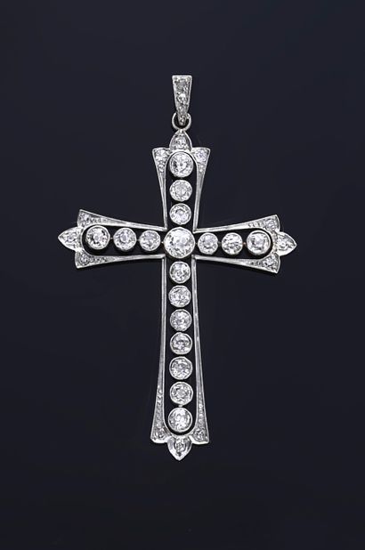 null Croix pendentif en platine 850e doublé or 750e, ornée de diamants de tailles...