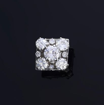 null Bague en or gris 750e, à chaton losangique serti au centre d'un diamant de taille...