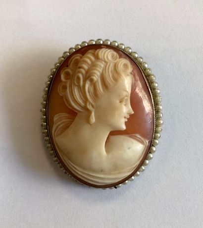 null Broche/pendentif en vermeil 800e, sertie d'un camée coquille sculpté d'un profil...