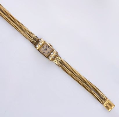 CARTIER. (?) Montre bracelet en or jaune, le bracelet double en maille serpent, le...