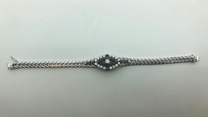 null Bracelet en or gris 750e, le centre orné d'un motif de navette sertie de saphir...