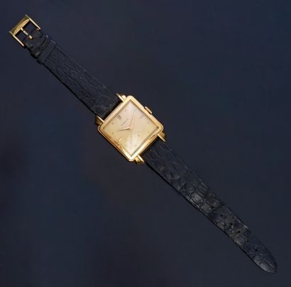 GÜBELIN. Montre bracelet d'homme de forme carrée en or jaune 750e, attaches bombées,...