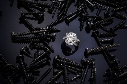 null Bague en or gris 750e sertie d'un diamant de taille brillant d'environ 2,4 carats,...