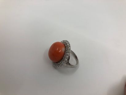 null Bague en or gris 750e, sertie d'un important cabochon de corail dans un double...