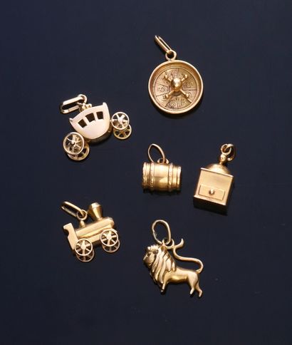 null Lot de 6 charm's en or 750e : une roulette, un carrosse, un lion, une locomotive,...