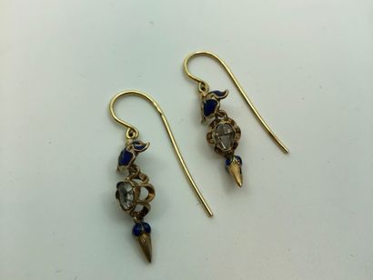 null Paire de boucles d'oreille en or 750e, à motif de fleuron articulé émaillé bleu...