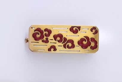null Broche plaque en or 750e à décor en plique-à-jour de roses émaillées rouges.
L. :...