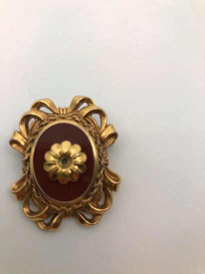 null Pendentif /broche en or 750e à décor d'une plaque ovale de cornaline dans un...