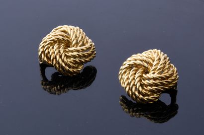 BOUCHERON. Paire de clips d'oreille en or 750e à motif de nœud de fils d'or torsadé....