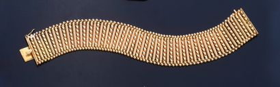 null Bracelet ruban en or 750e, constitué d'une alternance de bâtonnets torsadés...
