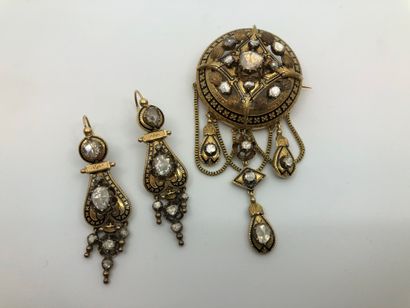 null Broche et poissardes en or 750e , la broche de forme circulaire ajourée à motifs...