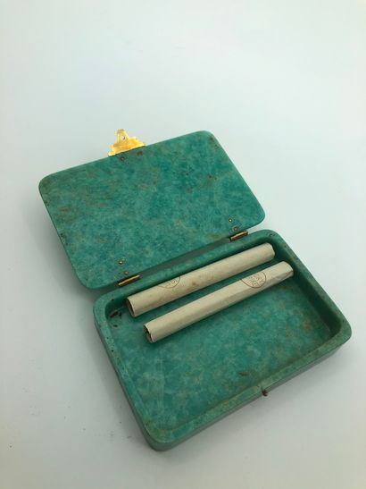 null Boite à cigarette en amazonite sculptée, les charnières et le fermoir en or...