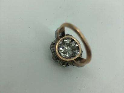 null Bague marguerite en deux tons d'or 750e, sertie en son centre d'un diamant de...