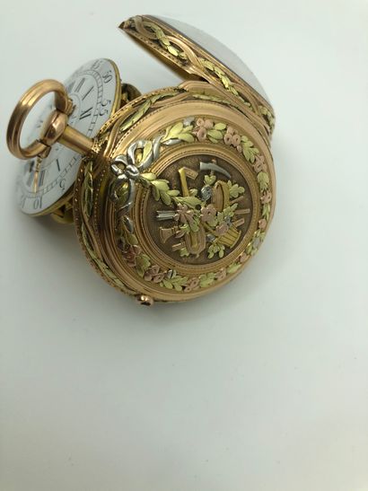 null Rare montre de poche quatre ors 750°°, à décor ciselé au revers d'un trophée...