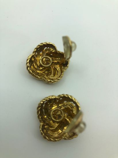 BOUCHERON. Paire de clips d'oreille en or 750e à motif de nœud de fils d'or torsadé....