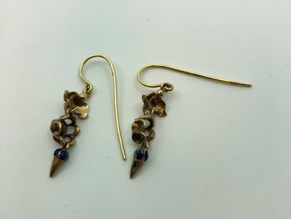 null Paire de boucles d'oreille en or 750e, à motif de fleuron articulé émaillé bleu...
