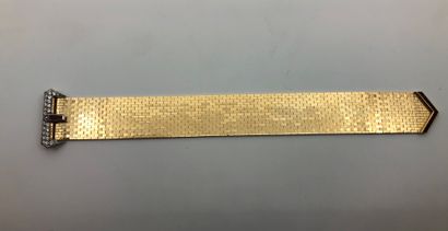 CARTIER. Bracelet ceinture en or 585e, à fin maillons articulés, la boucle en or...