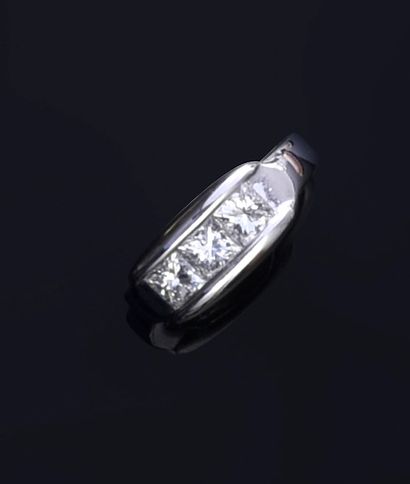 null Bague jarretière en or gris 750e, sertie de trois diamants de taille princesse.
TDD :...
