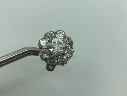 null Bague marguerite en deux tons d'or 750e, sertie en son centre d'un diamant de...