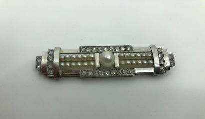 null Broche barrette en platine 850e, sertie d'une perle épaulée de deux lignes de...