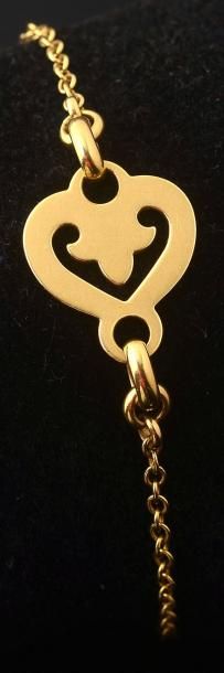 O.J.PERRIN Bracelet en fine chaînette d'or jaune, orné d'un "Coeur Légende" en or...