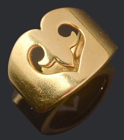 O.J.PERRIN Large bague en or jaune, ajourée d'un "Coeur Légende". Signée Poids: 13...