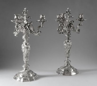 null Paire de flambeaux en métal argenté de style Louis XV à trois lumières, décor...