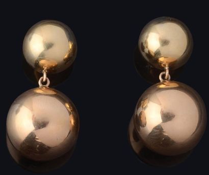 null Paire de pendants d'oreilles en boules d'or jaune. Poids: 12,7 g (14K et 18...