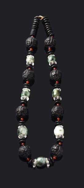 null Collier de perles d'onyx sculpté de motifs orientalisants, scandées de perles...