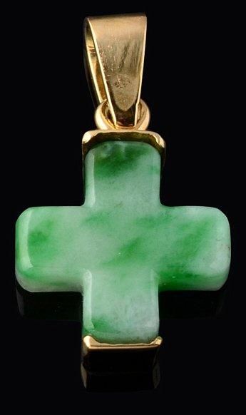 null Pendentif croix en jade monté en or jaune. Poids: 3,8 g