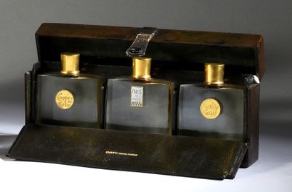 COTY - (années 1920) 
Poplar travel box with black morocco paper containing three...