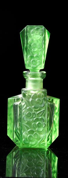 Cristalleries de Bohême - (années 1920) 
Flacon en cristal pressé moulé teinté vert...
