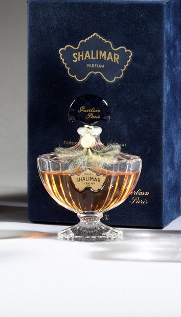 Guerlain - «Shalimar» - (1921-1925) Presented in its cardboard box covered with purple...