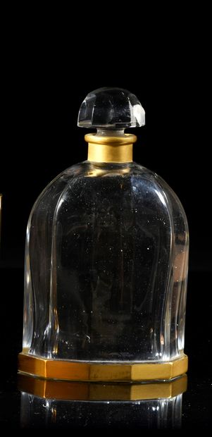Parfise - (années 1920) 
Elegant solid colourless pressed crystal bottle of oval...