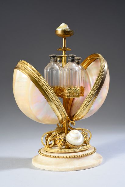 Travail Français - (époque Napoléon III) 
Perfume cellar in stamped brass and mother-of-pearl...