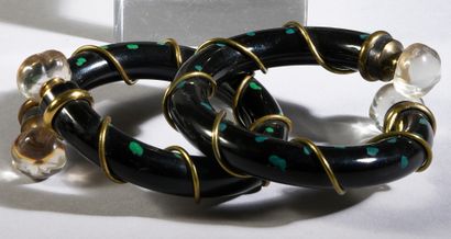 Christian Dior - «Poison» - (1985) 
Deux bracelets-flacons en métal laqué et résine...
