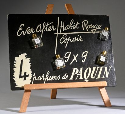 Paquin - (années 1950) 
Très rare panneau publicitaire en bois et carton figurant...
